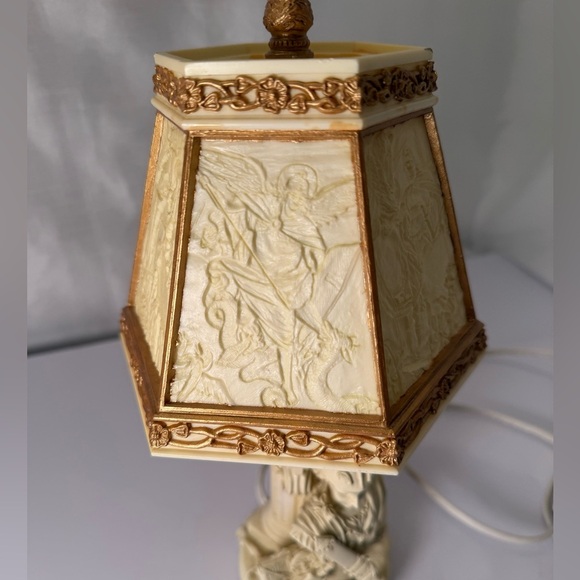 Vintage Knight Lamp 6 Panel Decorated Lithophane Shade With Finial Resin Soldier - Picture 3 of 7